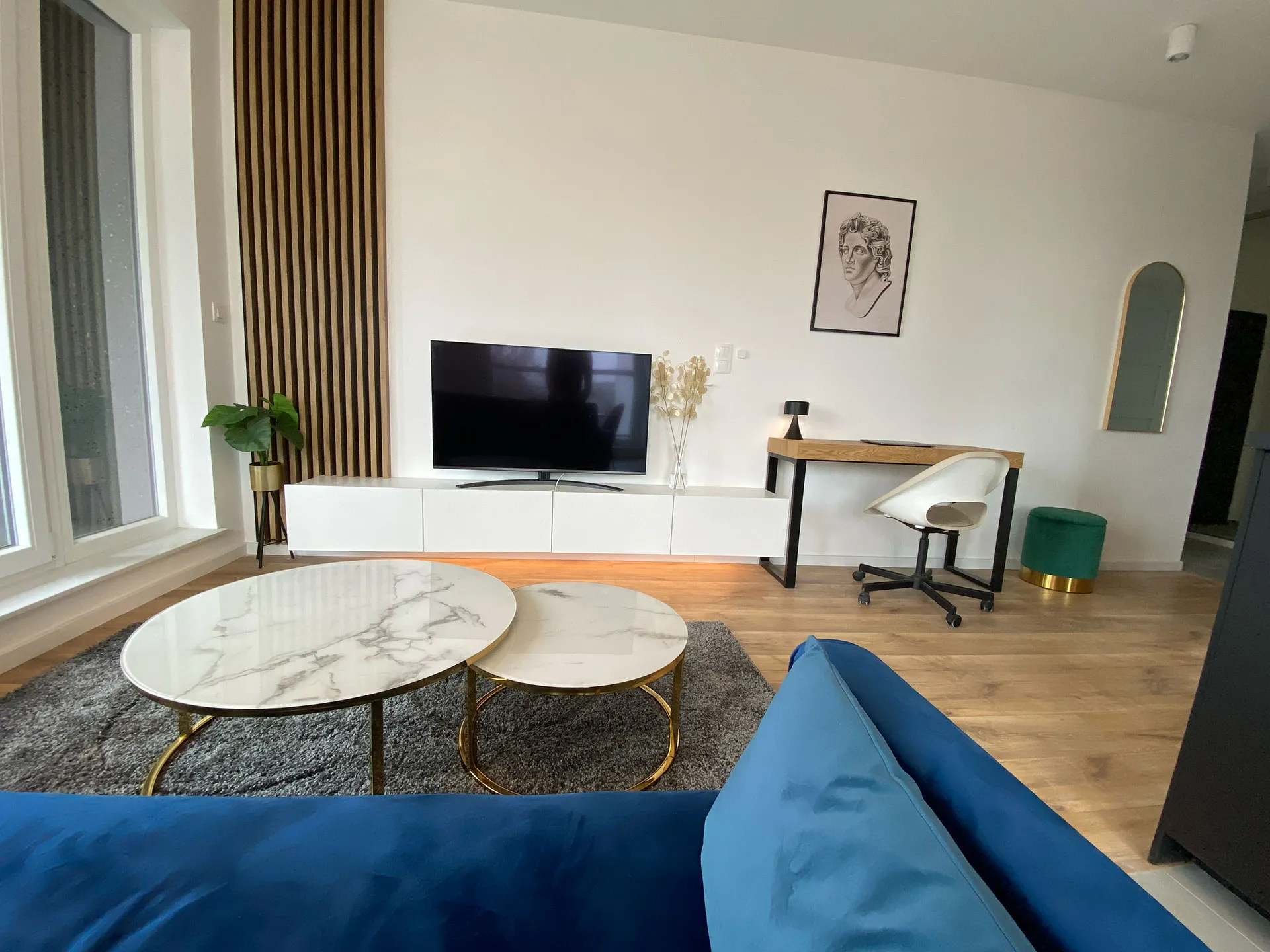 Salon apartamentu S30 ze złotymi akcentami